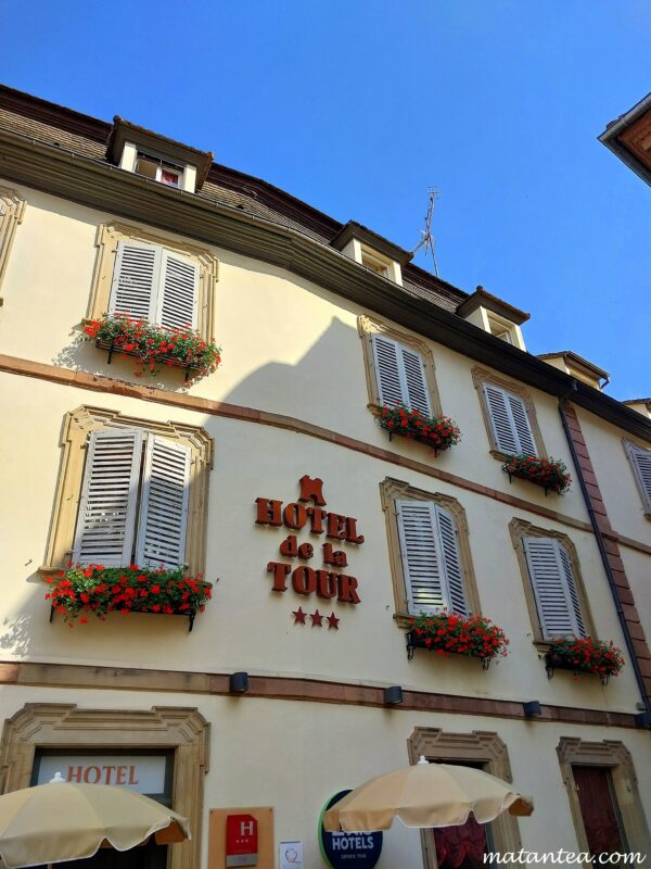Où dormir sur la route des vins d'Alsace à vélo ? L'hôtel de la tour à Ribeauvillé.