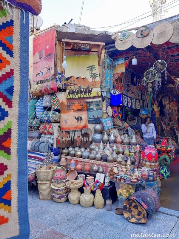 Souk d'Assouan vendeur de tapis