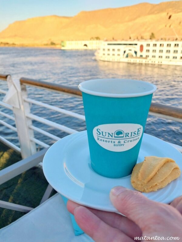 Tea time, heure du thé en bateau en Égypte